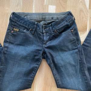 Säljer mina skitsnygga gstar jeans pga att de är för korta på mig som är 175💞 Kontakta för fler bilder🥰