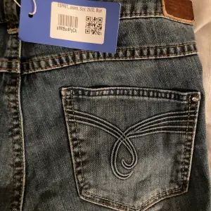 Säljer dessa skinny/ straight esprit jeans, köpt från Sellpy lappen kvar, aldrig använda och ”mycket bra” kvalitet från Sellpy. kontakta vid intresse, frågor eller fler bilder!!