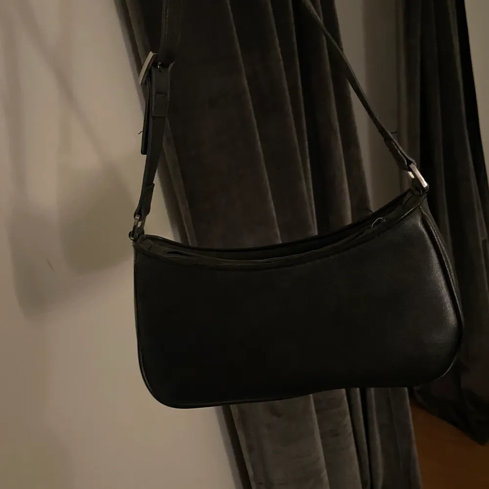 Säljer denna svarta baguettväska från Monki då den ej används längre. Använd en del men fortfarande i fint skick! 80kr plus 39kr frakt . Väskor.