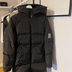 Veromoda - En lång svart vinter jacka i storlek s. Jag säljer den för 300kr plus frakt