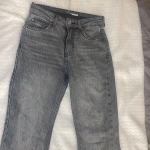 gina perfect jeans - jag säljer dessa jeansen för dem är för små, använd ett få tal gånger. väldigt bra kvalite. köpte för 400, pris kan diskuteras. fler bilder skriv privat