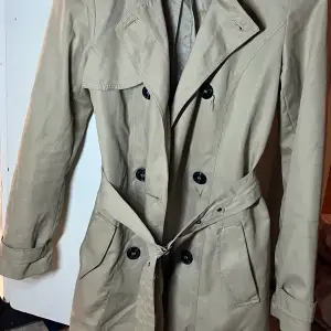 En jätte fin trenchcoat från VILA! Säljer den eftersom den ej passar mig! Köpt för 600kr säljer för 200