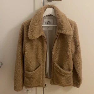 Teddy jacka från hollister  - Teddy jacka från hollister i storlek xs men passar även s. Använd fåtal gånger så jackan är i nyskick! Perfekt nu till hösten🍁