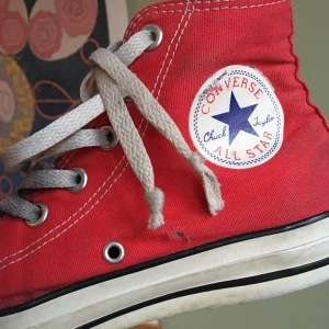 Röda converse 🔥🔥 - Röda converse high tops. Använt skick, därav pris. För skador se bild 1 och 3. Går att tvätta. Pris kan diskuteras vid snabb affär. 