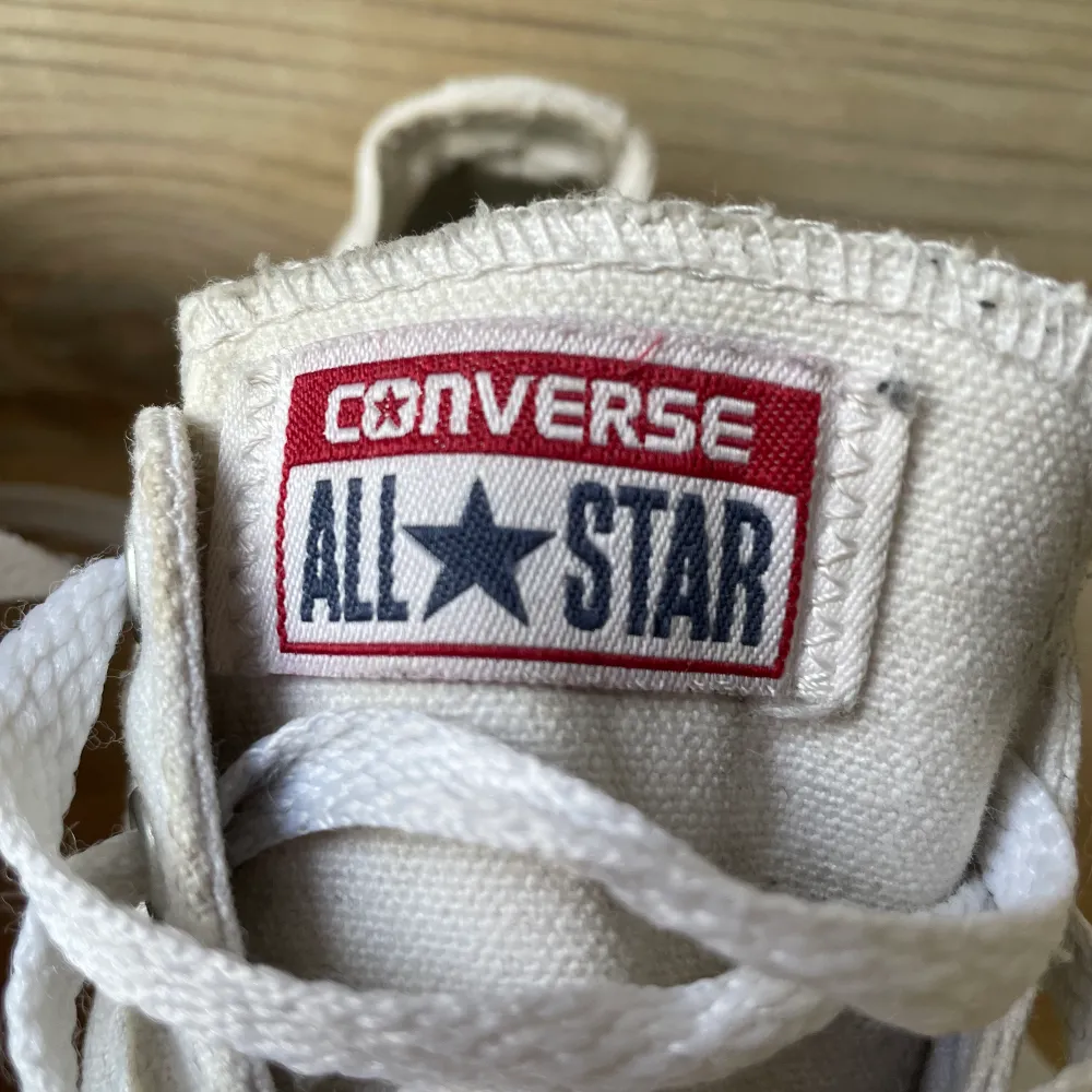 Lite slitna converse från tiden jag hade storlek 35. Kul om de kommer till användning igen⭐️ . Skor.