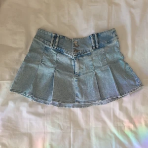 !!plated denim skirt!! - Säljs tyvärr pga stilbyte och att jag alldeles för mycket kläder. Den är så fin och verkligen något jag önskar att jag kunde spara. Köpt i sommras för 200kr. vet ej fraktpris än men vi förhandlar så det inte går över värdet!!🥰🥰