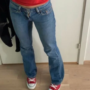 Röda converse - Säljer nu mina röda converse då dem ej kommer till användning. Skorna är i bra skick! Skriv vid frågor. Kan gå ned i pris vid snabb affär 💘
