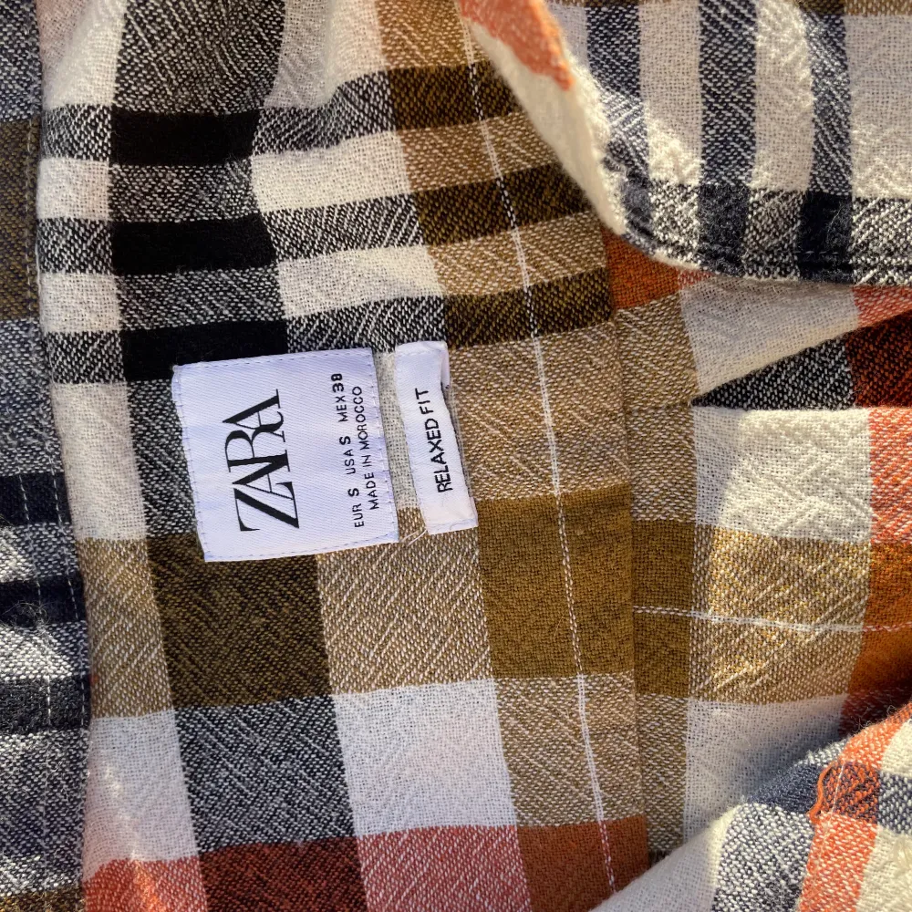 Zara skjorta köpt i Göteborg fin färg nu i hösten och går bra att ha över en hoodie.. Skjortor.