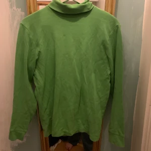 Grön polo tröja - Snygg grön polotröja inte använd alls.