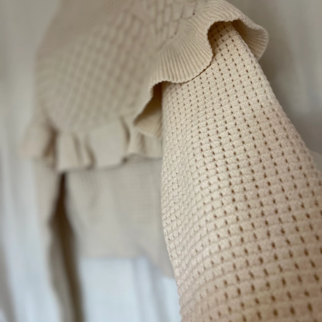 Stickad tröja med volang  - 90