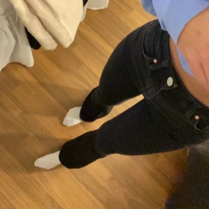 Bootcut jeans - Ett par snygga bootcut jeans ifrån bikbok, de är lite urtvättade men det syns inte jätte väl, skixka för fler bilder🤍