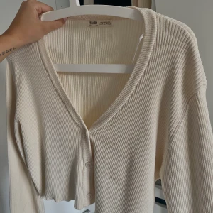 Kofta - superfin kofta från Pull&Bear, croppad i modellen