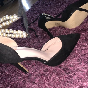 Elegant klacksko  - Elegant klacksko med pärldetaljer. Helt oanvänd 