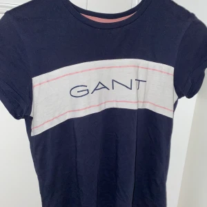 Mörkblå Gant t-shirt - Väldigt fint skick använt fåtal gånger. Orginal pris 400kr