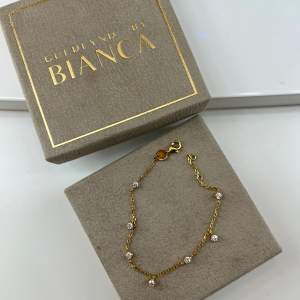 Ett av alla fina smycken Bianca Ingrosso skapade tillsammans med Guldfynd. Slutsålt men nu säljer jag mitt armband i super fint skick och orginal ask! 