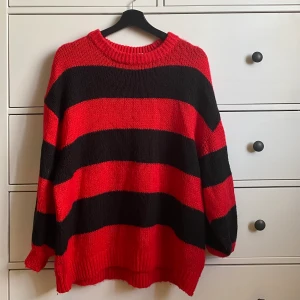 randig stickad tröja  - fett fin stickad tröja som liknar den kurt cobain hade på sig och briannatröjan från brandy melville! sitter oversized 