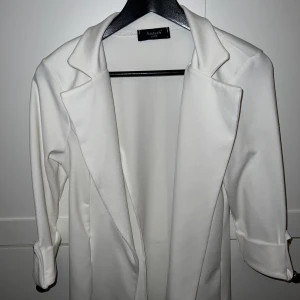 Vit blazer från Nelly med gulddetaljer🌟 - Grym fest blazer men även superfin till vardag! 💗🌸 Storlek S! Perfekt i storleken! 