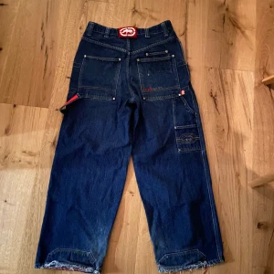baggy jeans från eckö - Säljer mina fd favoritjeans i så bra skick, vet att de var dyra när jag köpte dom men då dom inte går att köpa längre så vet jag inte exakt. skicket på de är väldigt bra,(slitna längst ner) då de är ett ” hårt ” äkta jeansmaterial. lika bigboy i modellen.