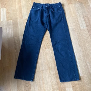 Hugo Boss - Ett par Hugo Boss byxor bra skick använd några gånger.  En lite bredare model på byxorna w: 32 L: 30 Det är mot det svarta hålet inga hål eller slitningar 