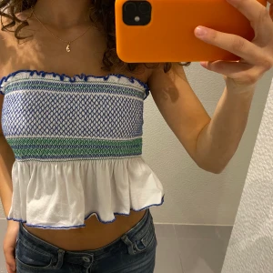 Topp - Topp från zara från deras barnsida. Men använder den som en tubtopp som är jätte skön och fin.