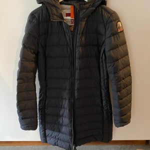 Parajumpers Irene strlk M - Parajumpers jacka knappt använd. Köpt hösten 2021 från johnells. 