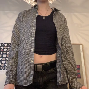 Skjorta - En skjorta, hundtandsmönstrad i svart vitt. Tjockare material 50% ull och 50% bomull. Perfekt skick