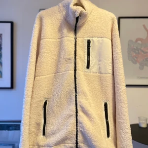 Trendig och mysig teddyjacka - En mysig trendig helt oanvänd benvit over sized jacka/kofta/tjocktröja från lager 157 i storlek XXL. Får ingen användning av den så kände att jag lika gärna kan sälja den så att den kommer till användning.   Bara att skriva om flera bilder önskas