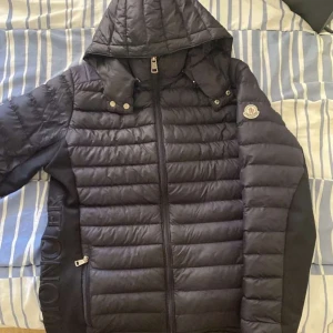 ÄKTA moncler jacka! - hjälper min pojkvän att sälja sin moncler jacka. i jättefint skick och inte mycket använd. qr kod finns. tyvärr inget kvitto. skriv för mer info och bilder. kan förhandla om pris🤍passar båda tjejer och killar