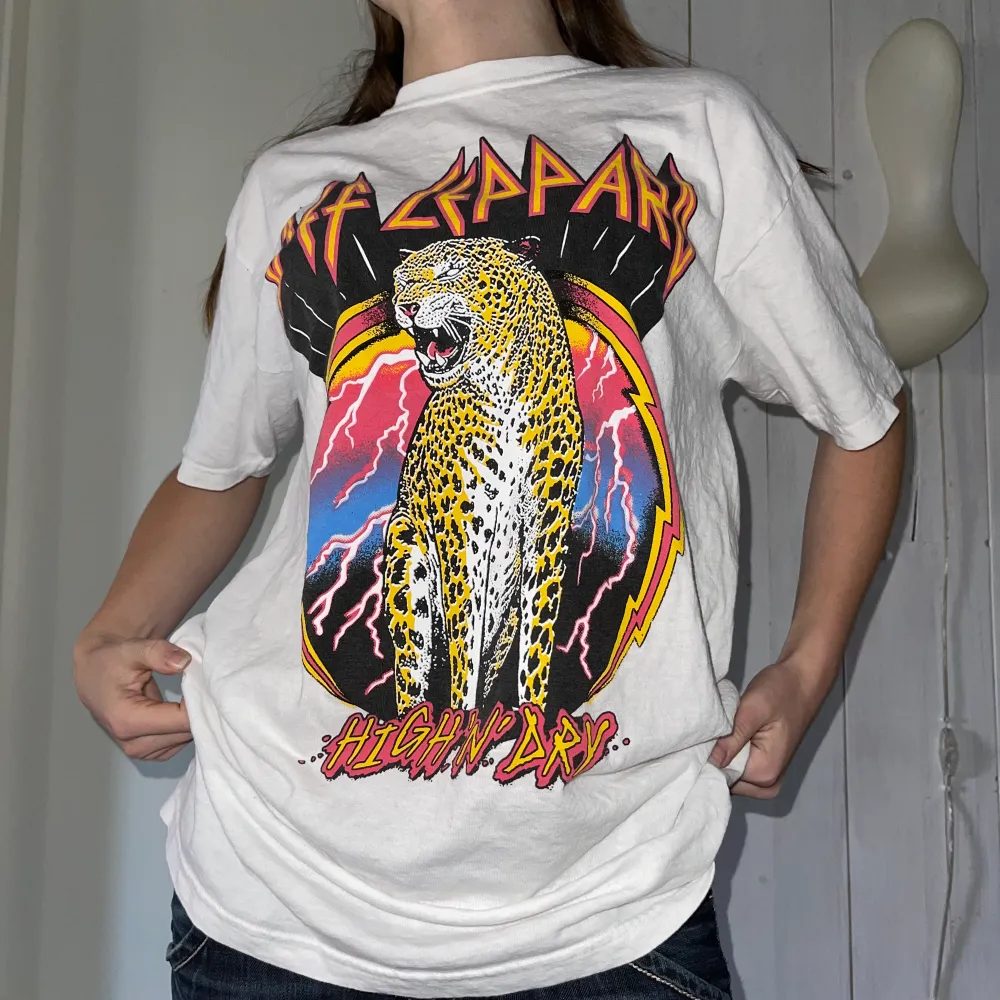 Oanvänd Def Leppard oversized tröja. . T-shirts.