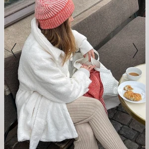 NAKD Teddy jacka - Supersnygg & varm Teddy jacka från NAKD. Helt ny, prislappen kvar. Nypris 599, säljer för 150, priset kan diskuteras vid snabb affär! 🥰