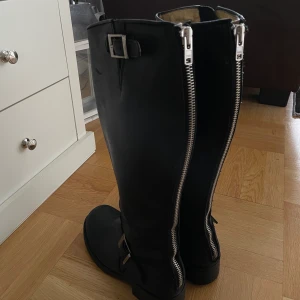 Johnny bulls high zip - Ett par Johnny bulls boots som är höga med dragkedja bak. Jätte fina och sköna men har tyvärr växt ur dom🙃Storlek 38 men passar nästan mig som har 39 så rätt så stora i storlek! !!NY IN SMÖRJDA OCH SITTER NYA DRAGKEDJOR BAK!! 💖💖