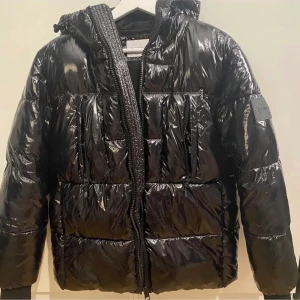 Calvin Klein Jacka - Säljer jättefin och tjock Calvin Klein jacka som jag köpte här på plick för ett tag sen. Passade tyvärr inte mig så har inte använt den. I toppskick🫶🏼(förra ägarens bilder)