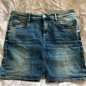 Tommy Hilfiger jeanskjol strl 31 - Fint skick
