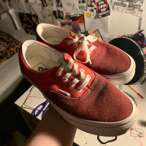 Röda vans - Helt nya vans, aldrig använda! Passar 36-37! Lite dammiga men dem har stått i min garderob i 1 år typ haha💋 tryck inte på köp nu!