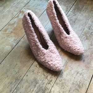 Pumps från Zara - Pale pink pumps från Zara. Storlek 38.