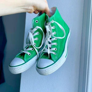 Gröna Converse  - Coola gröna Converse!! Älskar färgen, dom är verkligen svinsnygga men tyvärr passar dom inte mina fötter.  Hoppas nån annan kan bära vidare dessa feta skor:)