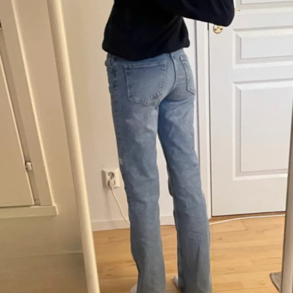 Säljer dessa blåa jeansen från hm💕 dom är i fint skick förutom en liten fläck (se bild tre) dom är midrise och flared💕 kontakta vid fler frågor  . Jeans & Byxor.
