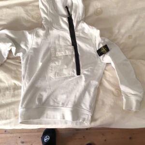 Stone island  - Junior stone island storlek s, passar som en vanlig xs, lite bilder från internet för att se bättre 