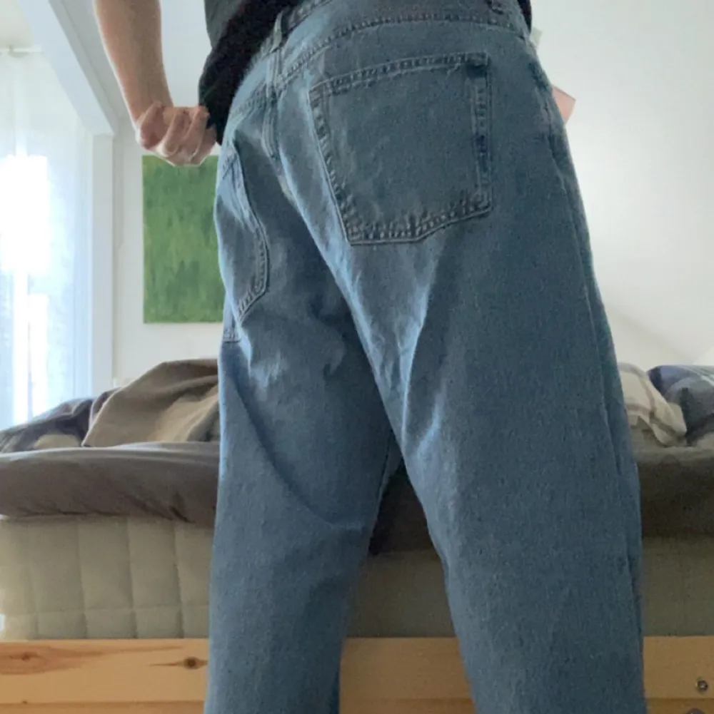 Ett par skate jeans köpta på carlings, använda fåtal gånger och passar mig som är 170. Jättenajs baggy fit på dom. Jeans & Byxor.