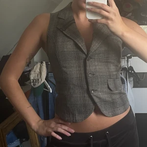 Brun väst vintage 🤎 - Brun vintage väst, köpt secondhand utomlands. Mycket fint skick! 2000’s vibe🤎