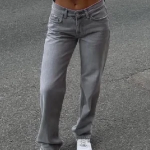 Lågmidjade jeans - Säljer dessa trendiga jeansen ifrån Gina tricot. De är storlek 34 och är bara använda några gånger. Köpta för 399 och slut i butik tror jag. Säljer för 300, är det många intresserade blir det budgivning. Köparen står för frakt. 💞