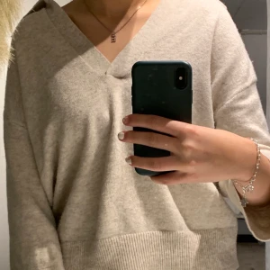 Stickad tröja - Hej, säljer nu en riktigt fin stickad höst tröja, använd cirka 3 gånger och är i nyskick, köpt för bara några veckor sedan.💓 Den är från H&M och är i storlek xs