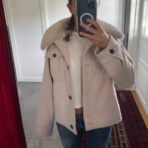 Kort vår kappa - Säljer denna jätte fina vår kappa som jag inte fått användning av (HELT NY).  Kappan liknar den populära meotine jackan förutom att detta är fuskpäls! Pälsen går också att ta av☺️Nypris: 1400 kr + helt slutsåld. Mitt pris är 800 + frakt! 