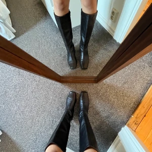 Klackskor - Snygga klackskor med dragkedja köpta ur en vintage butik. ❣️👢passar storlek 36/37. Kostar 200kr, frakt ingår i priset 📦 