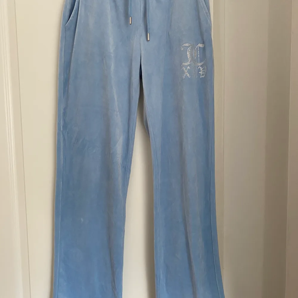 Säljer dessa blåa juicy byxor också, i storlek M. Använt ungefär 5 gånger. ☺️. Jeans & Byxor.
