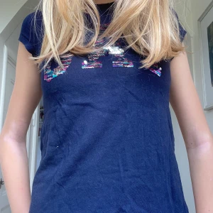 T-shirt - En super fin t-shirt från gap med paljetter. Den är från barn avdelningen. Står Xl men gissar att det är största barnstorleken så skulle säga att det är som en vuxen xs. Super fin att ha till vardags. Tveka inte att skriva om du vill ha flera bilder❤️