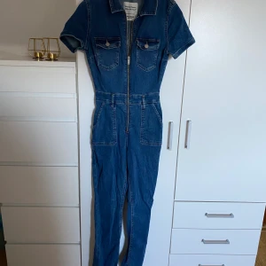 Denim jumpsuit - Säljer denna populära denim jumpsuit från Pull&Bear som är slutsåld överallt. Använd en gång! 😍Tryck inte på ”Köp nu”