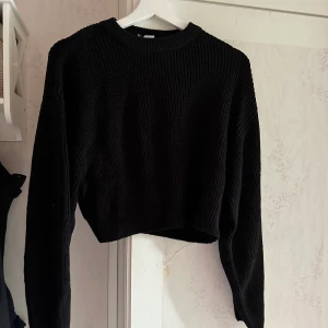 Stickad tröja  - Jätteskön stickad tröja som är helt oanvänd.