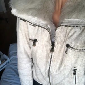 Jacka - Fin foderad jacka köpt nyligen. Mycket varm mysig och vacker jacka, perfekt nu i höst. 