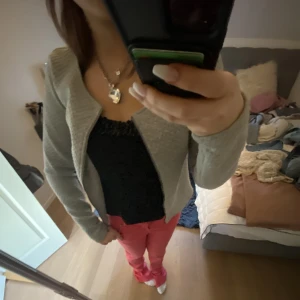 Grå kofta  - Grå quiltad kofta